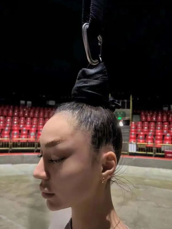 无外籍演员!上海杂技团回应“地铁16号线女子头发悬梁荡秋千”休闲区蓝鸢梦想 - Www.slyday.coM 无外籍演员!上海杂技团回应“地铁16号线女子头发悬梁荡秋千”休闲区蓝鸢梦想 - Www.slyday.coM