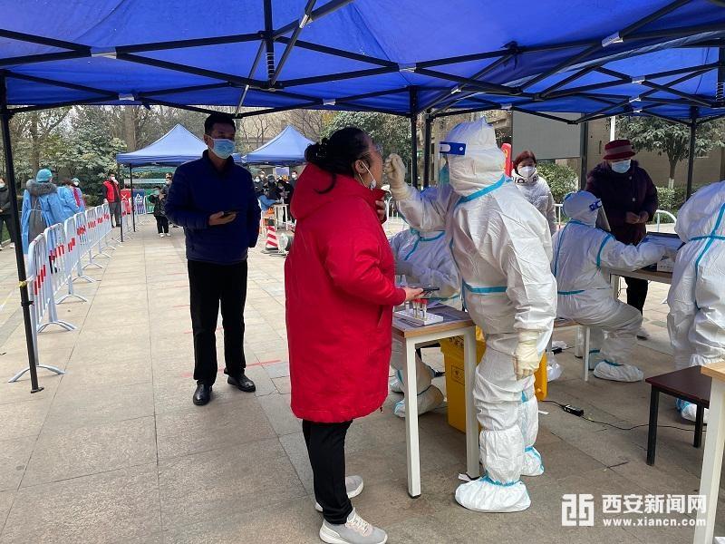 封闭式管理第一天 记者探访社区超市休闲区蓝鸢梦想 - Www.slyday.coM