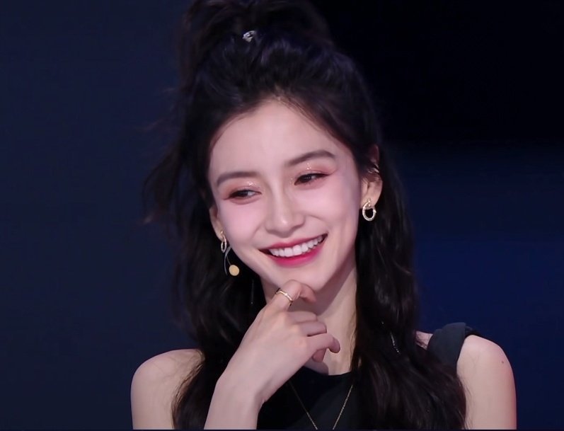 杨颖今日活动造型,高马尾造型元气满满,脸部比心笑容好甜_高清图集