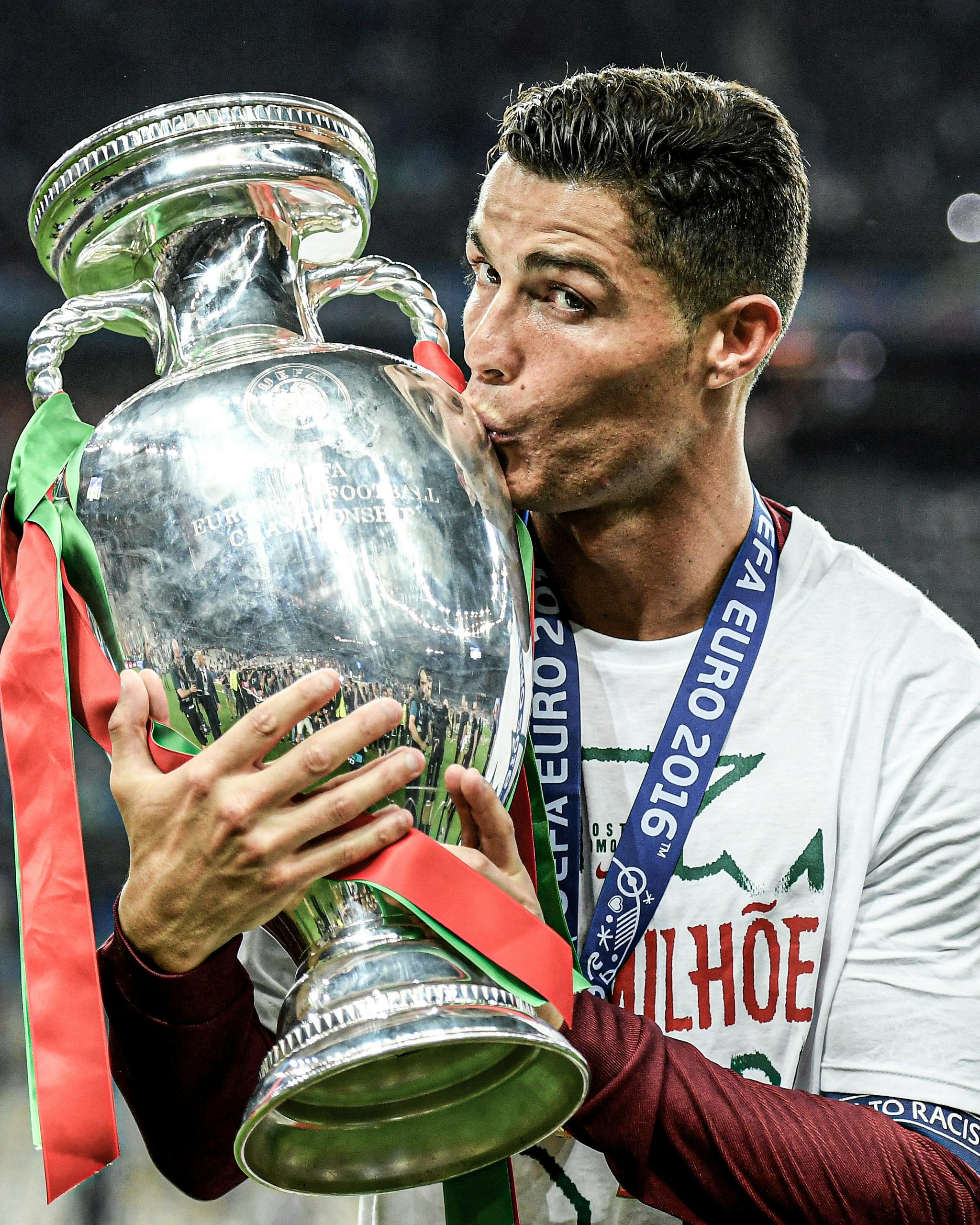 今天梅西捧起美洲杯的5年前c罗捧起了欧洲杯