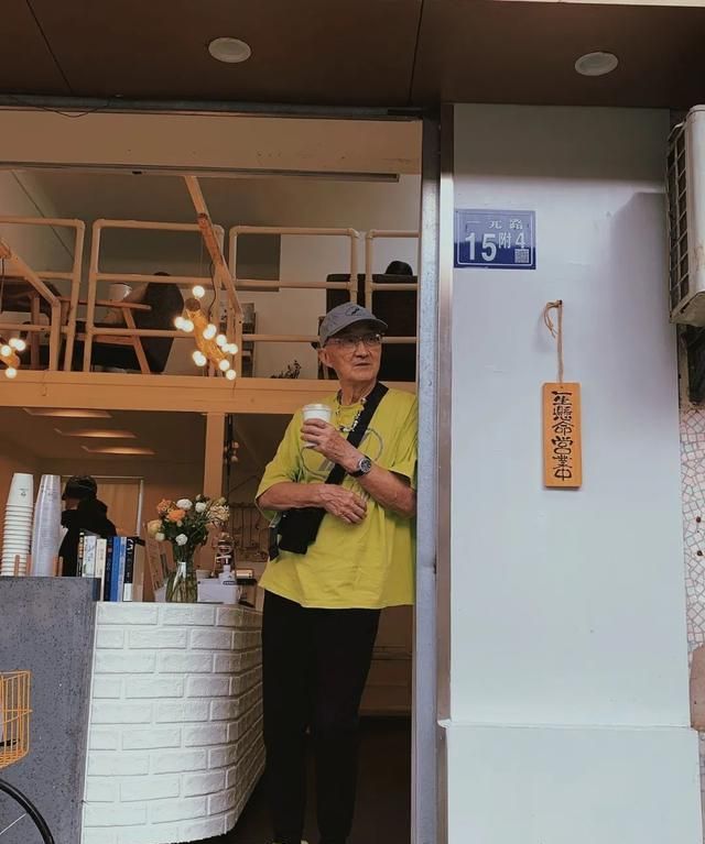 83岁“潮流爷爷”火了,打扮像20岁小伙,把菜市场当走秀场休闲区蓝鸢梦想 - Www.slyday.coM