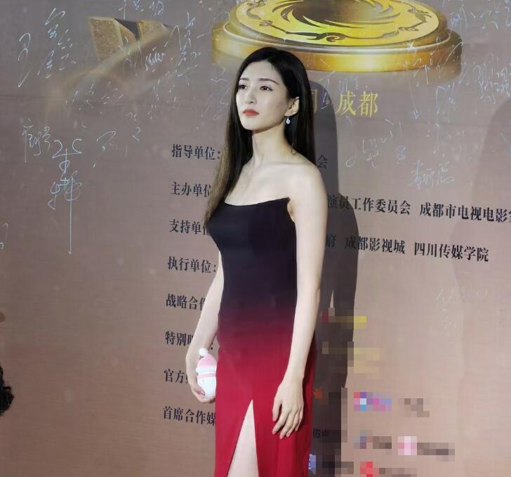 江疏影大冷天穿露肩高叉裙走红毯上演美丽"冻"人