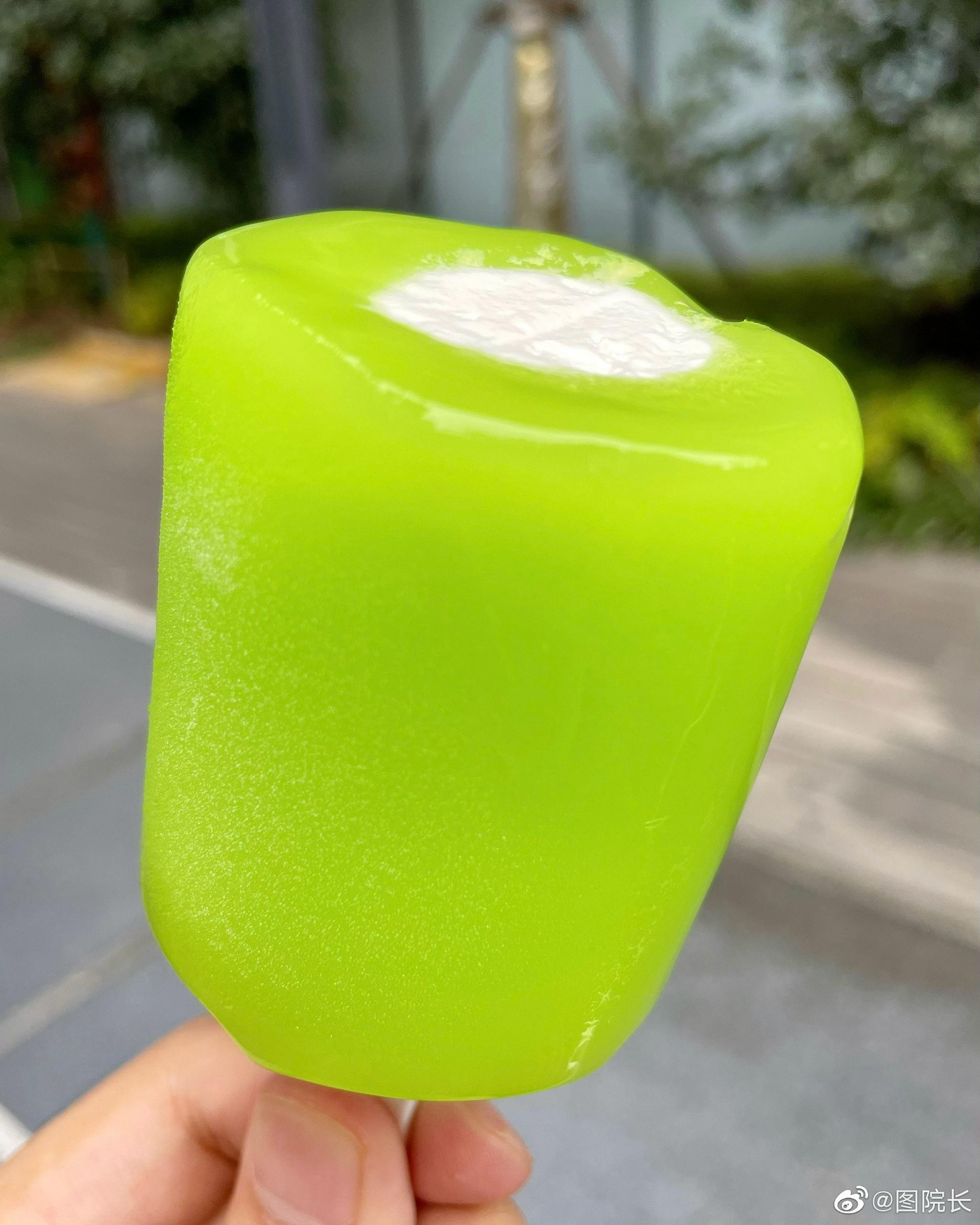 童年回忆系列有新口味啦 水晶葡萄味冰棍包裹着奶油冰淇淋……__财经