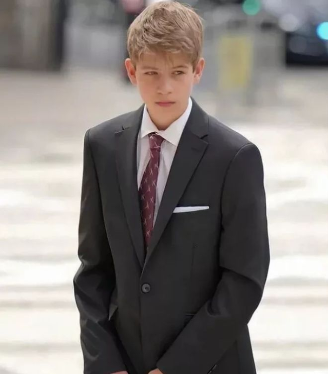 英国女王最小的孙子,14岁的"塞文子爵"詹姆斯最近在英国有点火.