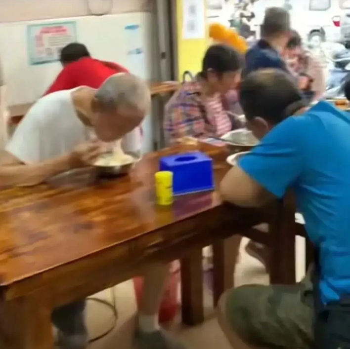 儿子考上北京重点大学，母亲粉店庆祝肉粉半价一个月，与众人同庆休闲区蓝鸢梦想 - Www.slyday.coM