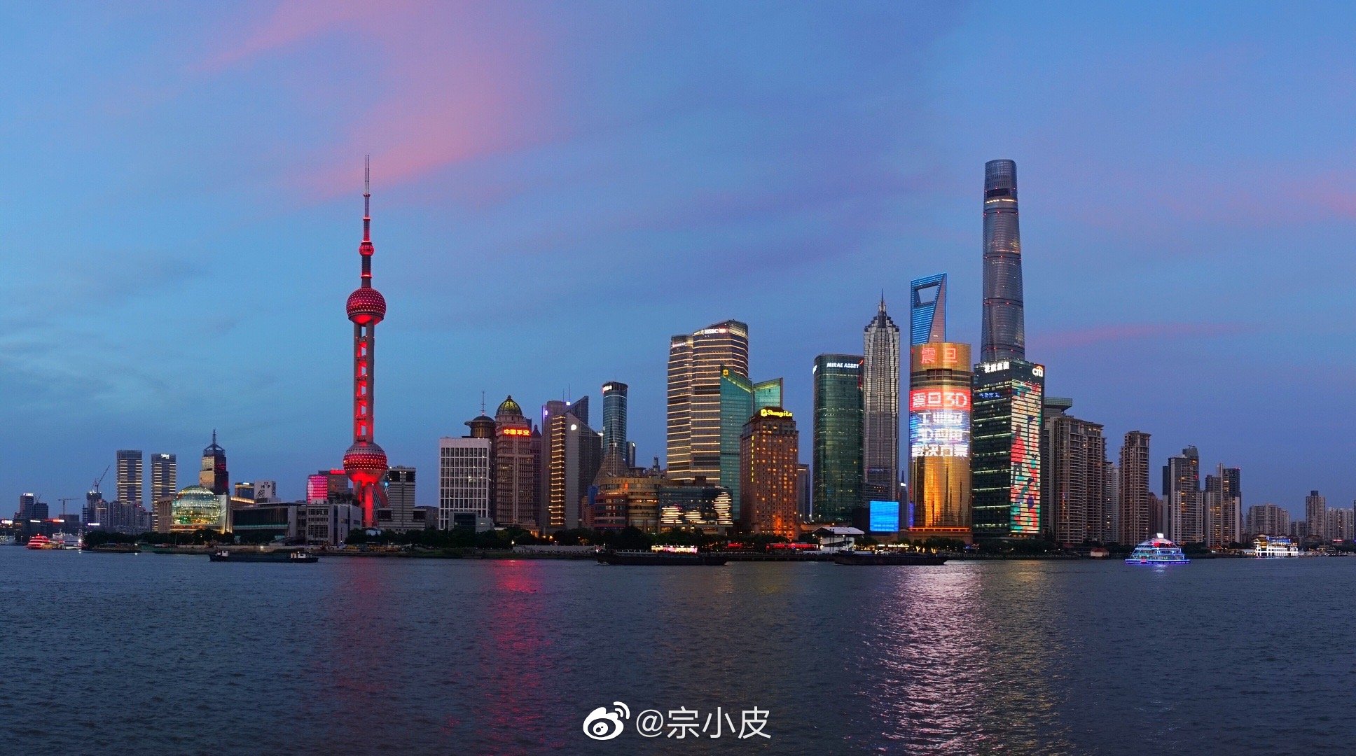 站在外滩观景大道,看着黄浦江对面如春笋般拔地而起的高楼映着