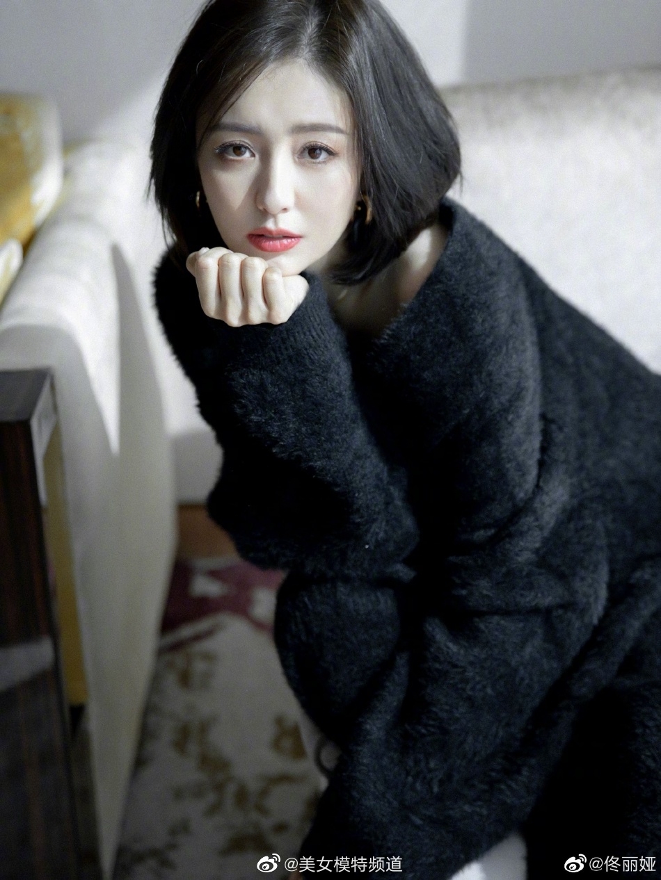 佟丽娅短发造型拍写真温婉清冷穿黑色居家服露香肩锁骨