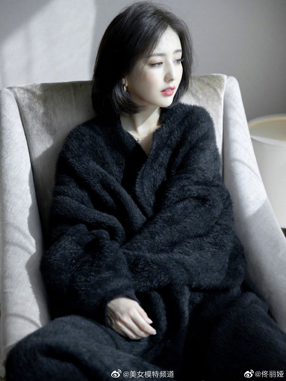 佟丽娅短发造型拍写真温婉清冷穿黑色居家服露香肩锁骨