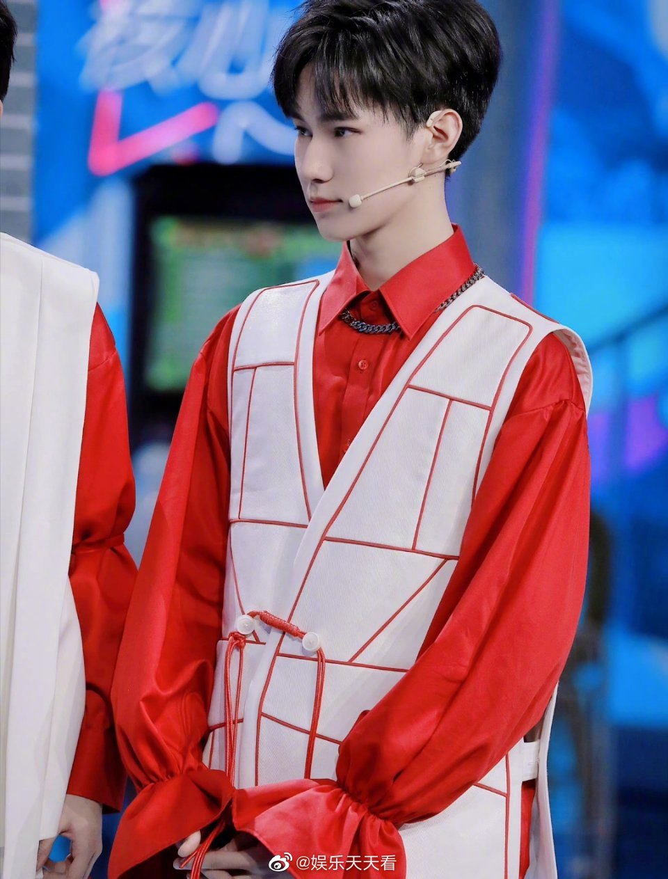 张真源红衣穿搭合集~ 红衣少年,款款温柔!