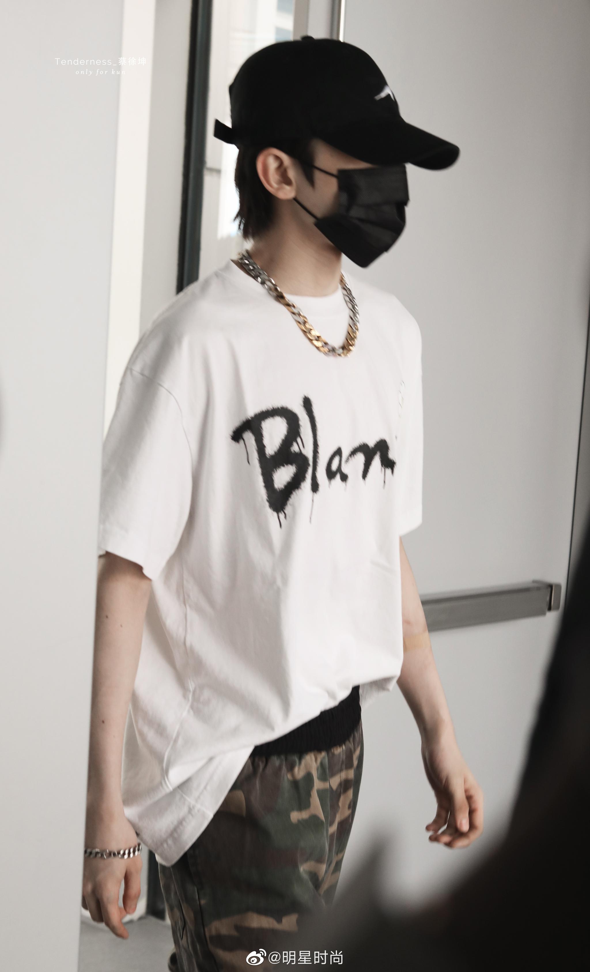 蔡徐坤最新机场私服,白色短袖t恤搭配迷彩裤阳光帅气