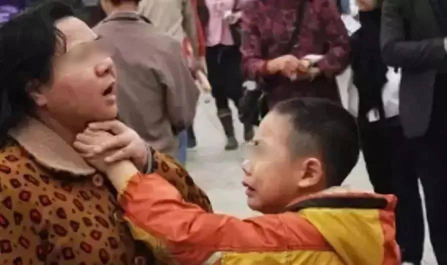 孩子被宠坏的3个表现,出现一个父母就要警惕了!小心养出“白眼狼”!休闲区蓝鸢梦想 - Www.slyday.coM 孩子被宠坏的3个表现,出现一个父母就要警惕了!小心养出“白眼狼”!休闲区蓝鸢梦想 - Www.slyday.coM