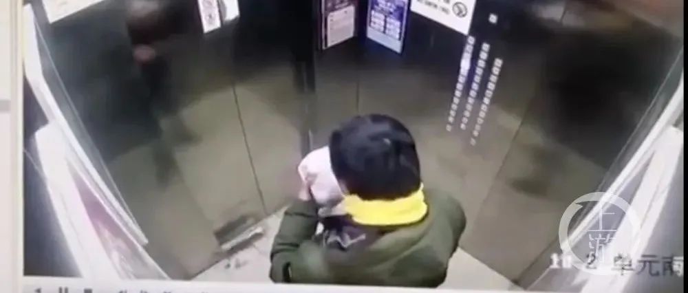 高空抛烟头将婴儿车车顶烫穿?警察:“所有人验DNA!” 有人自首了!休闲区蓝鸢梦想 - Www.slyday.coM 高空抛烟头将婴儿车车顶烫穿?警察:“所有人验DNA!” 有人自首了!休闲区蓝鸢梦想 - Www.slyday.coM