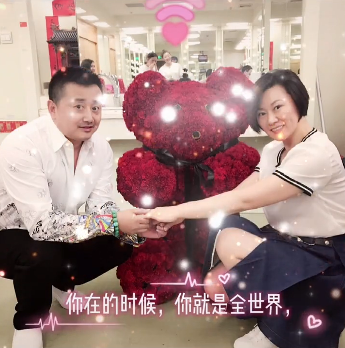 赵海燕罕晒与老公亲密照两人在戏里隔一辈22岁儿子颜值出众