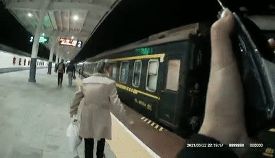 70岁老人独自坐火车为女儿过生日,列车长这样回应!