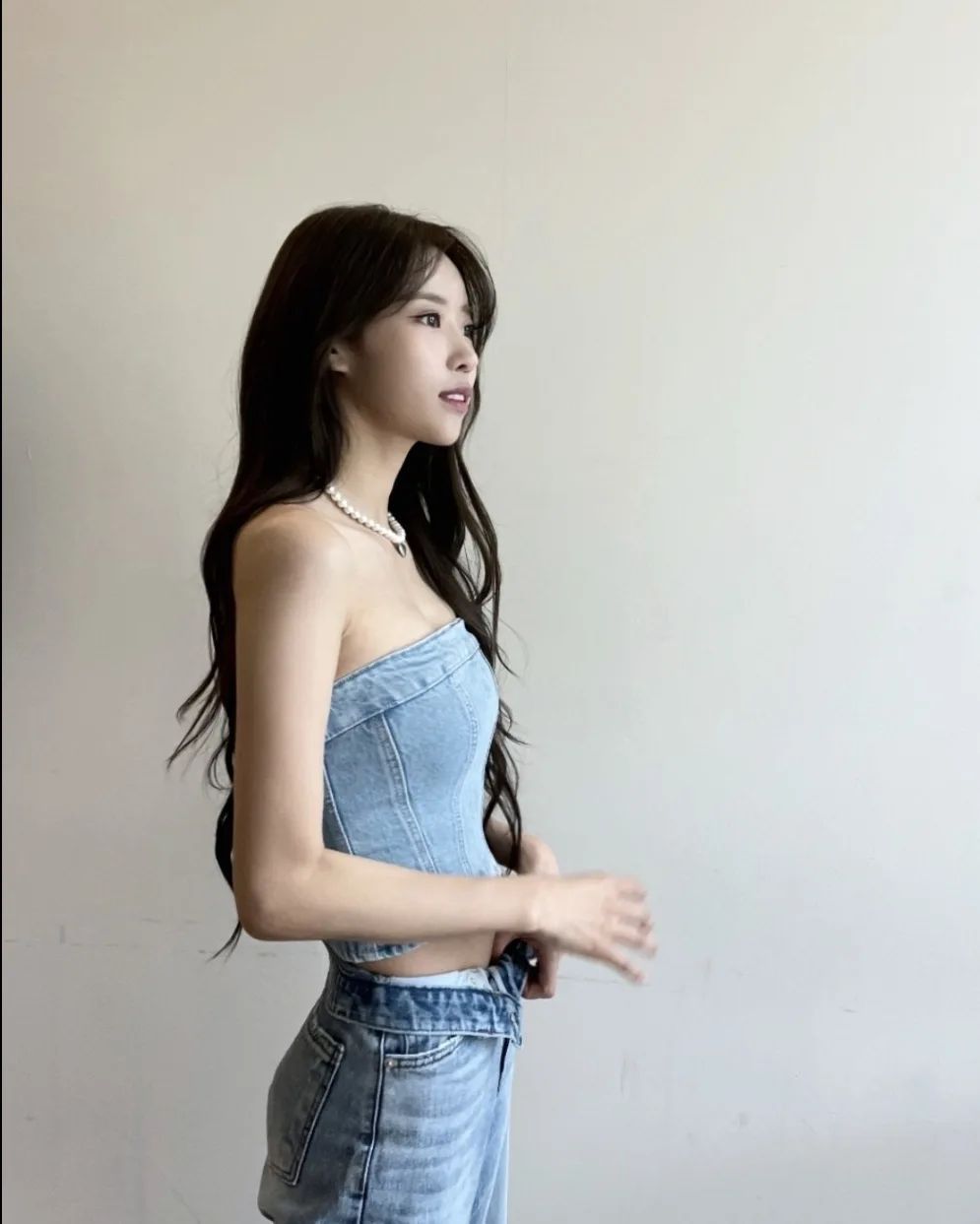 女团lovelyz出身的李美珠晒出时尚穿搭秀出性感迷人的身材