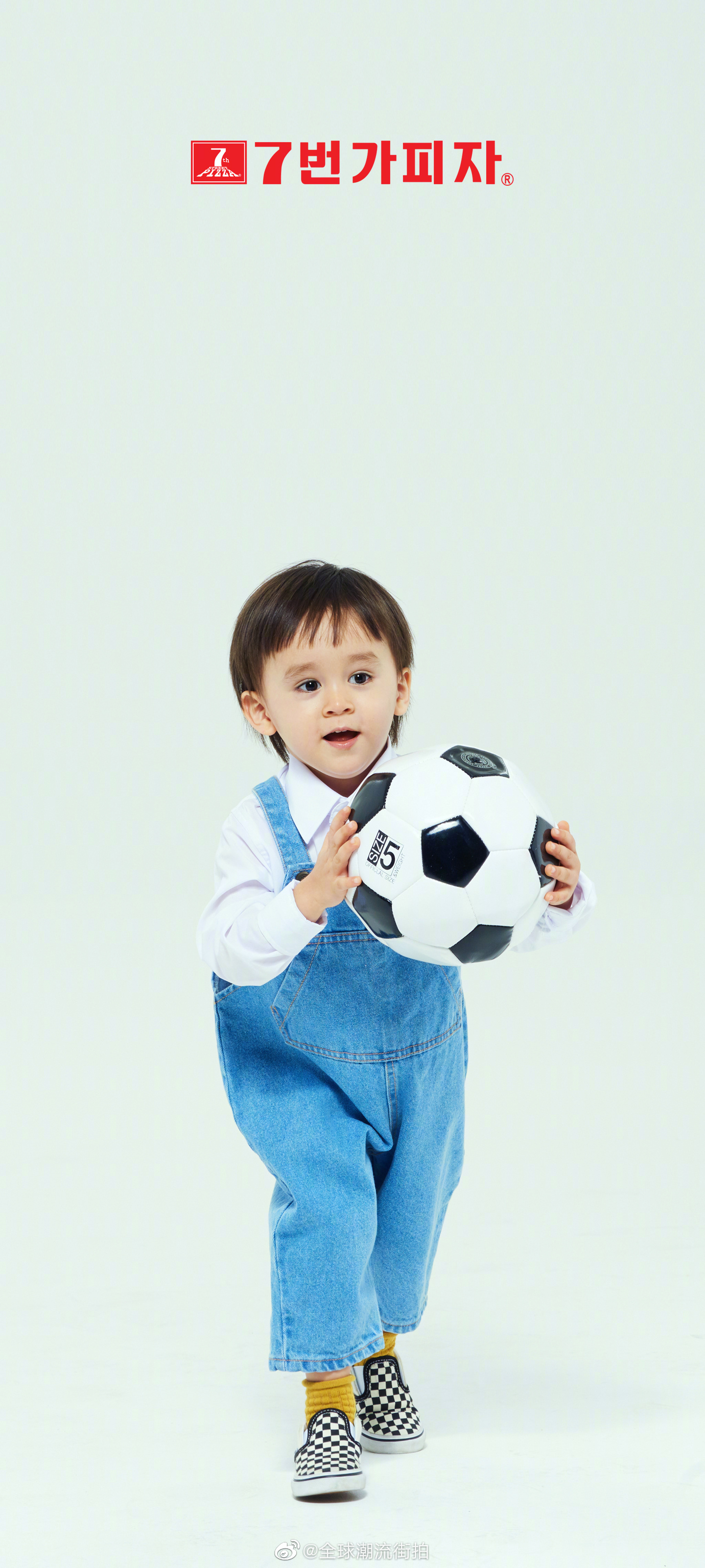 本特利和爸爸一起代言披萨啦!威廉代言衣服,阿嘎代言吃的