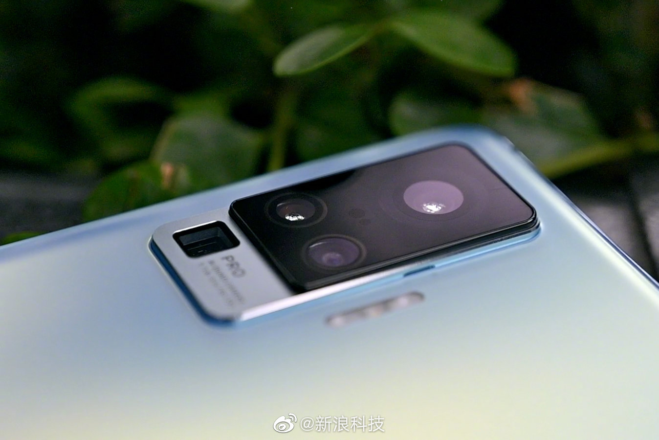 内置了一个微云台主摄镜头一颗超广角镜头一颗人像镜头和一颗60