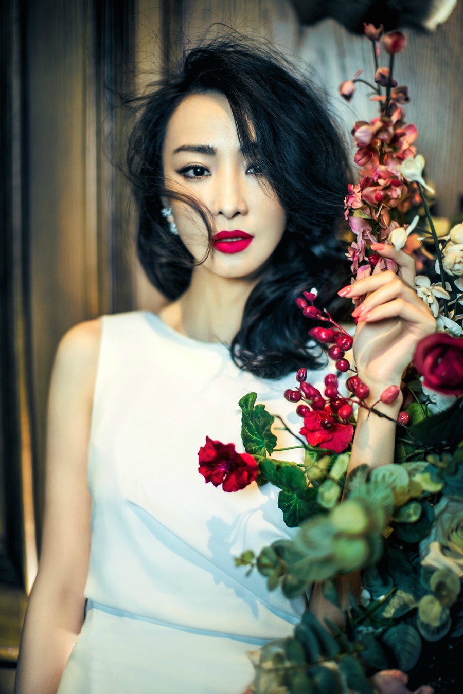 林静 复古写真 身穿白色紧身连衣裙搭配朱红色红唇 傲人曲线若隐如现