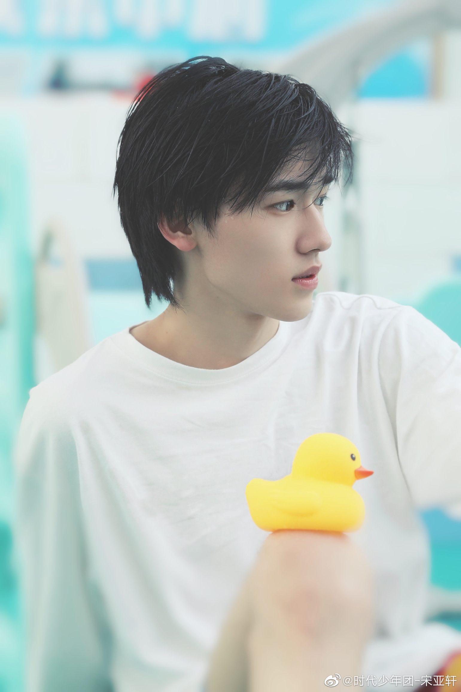 宋亚轩小黄鸭随拍 好可爱的小宋,手里还拿着小黄鸭……_高清图集_新浪