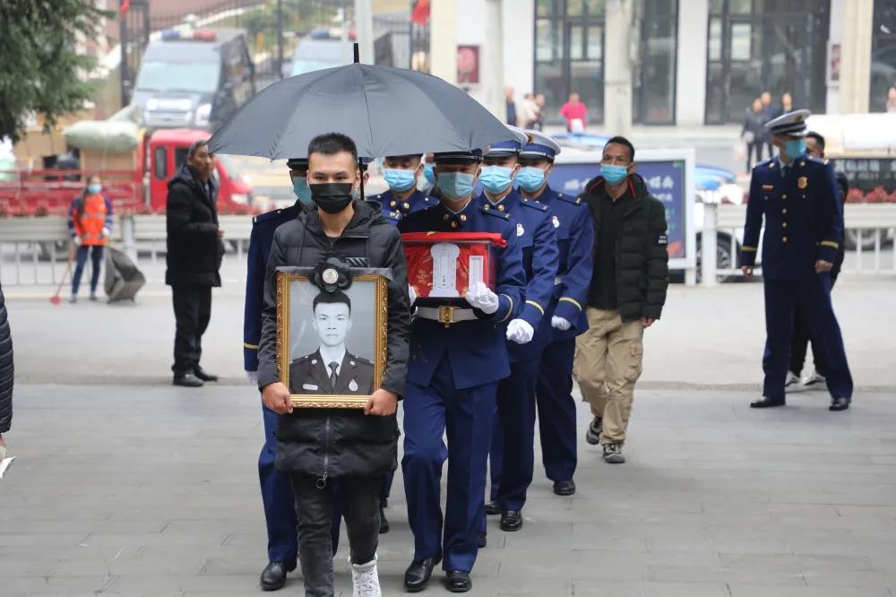 告别烈士赵丹遗骨安葬仪式在开阳县烈士陵园举行