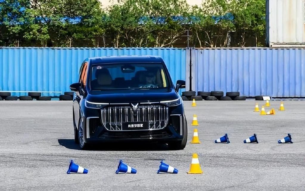 豪华MPV用户最看重的安全和舒适 岚图梦想家给你安排得明明白白休闲区蓝鸢梦想 - Www.slyday.coM