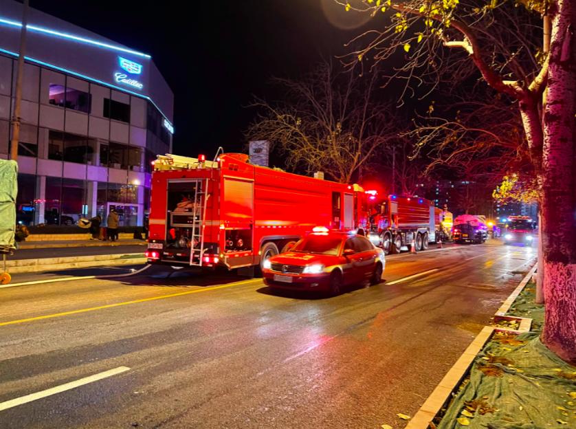 北京丰台区丰管路南一工地着火现场火光冲天