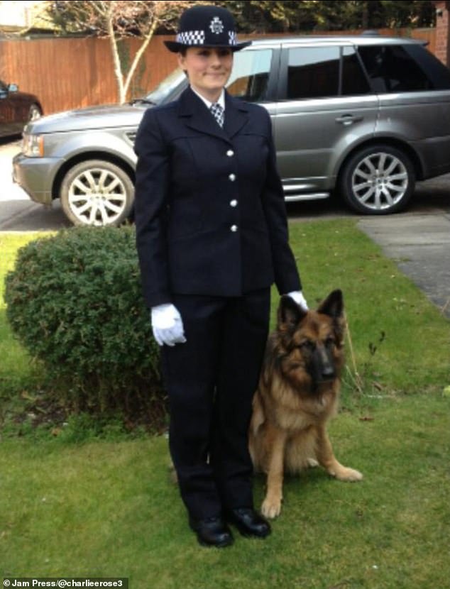 英国女警转行当起内衣模特直播主月入136万成网红