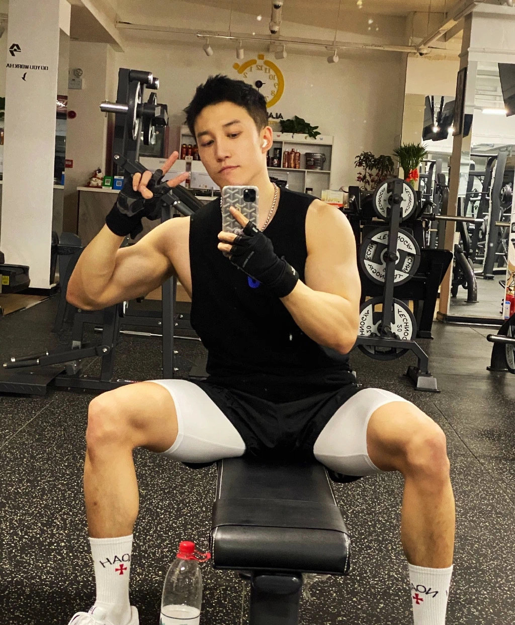 荷尔蒙爆棚的小哥哥.有人可吗?图