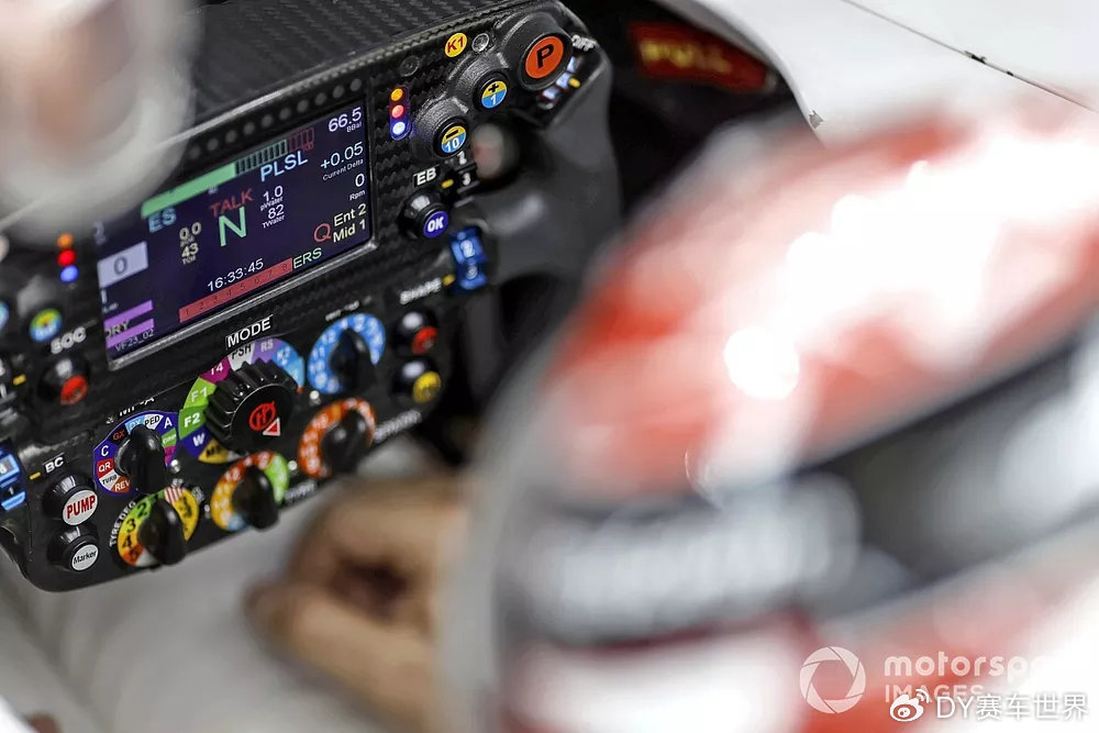 F1方向盘演变史：从木质盘面到布满按钮，发生了什么？-新浪汽车