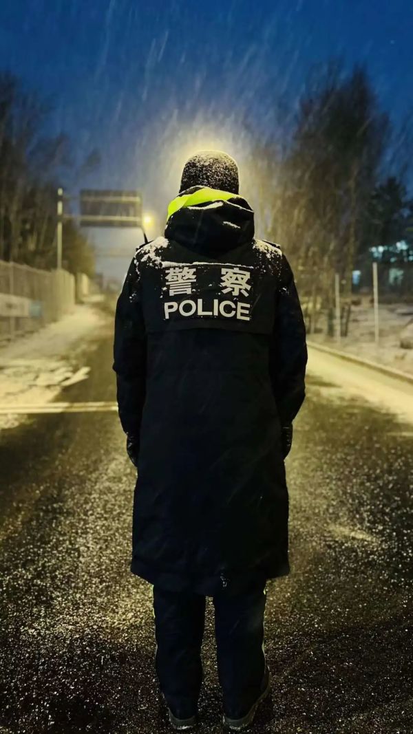 冬天警察站岗执勤图片