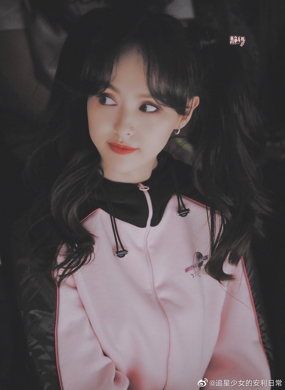 今天的唐嫣甜度超标啦,粉色系运动装搭配元气双马尾