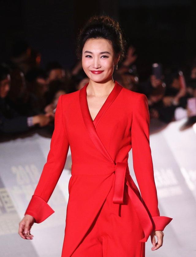 央视主持人李梓萌难得走红毯,穿红色连体装露出长发,气质大变样