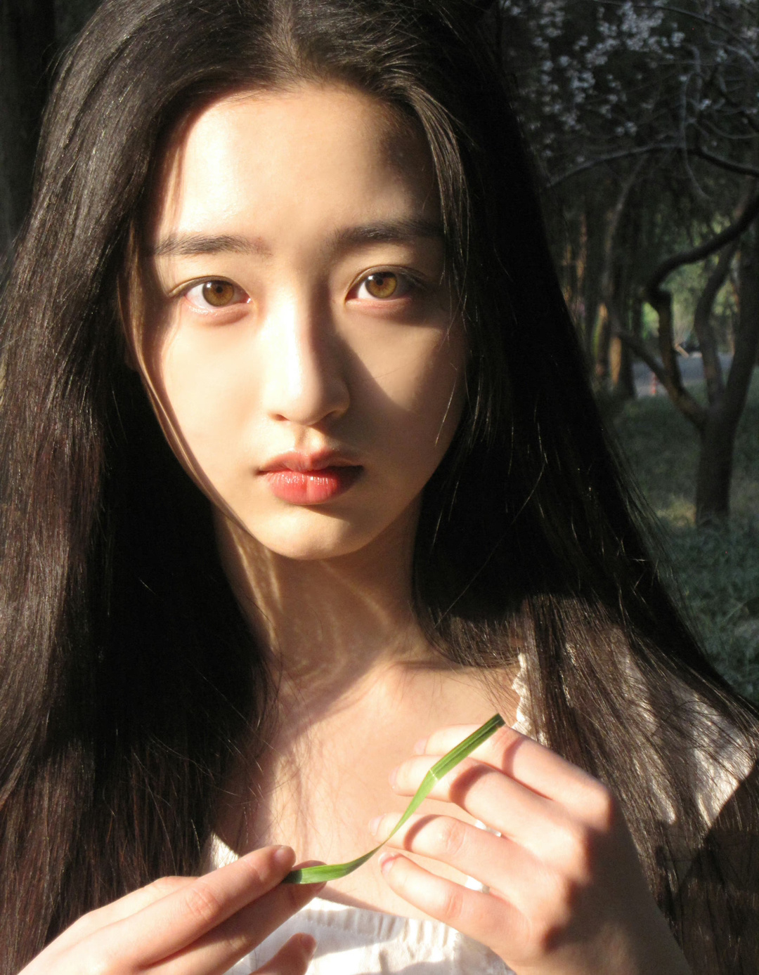 邓恩熙18张氛围感照片合集05很美很有灵气的妹宝