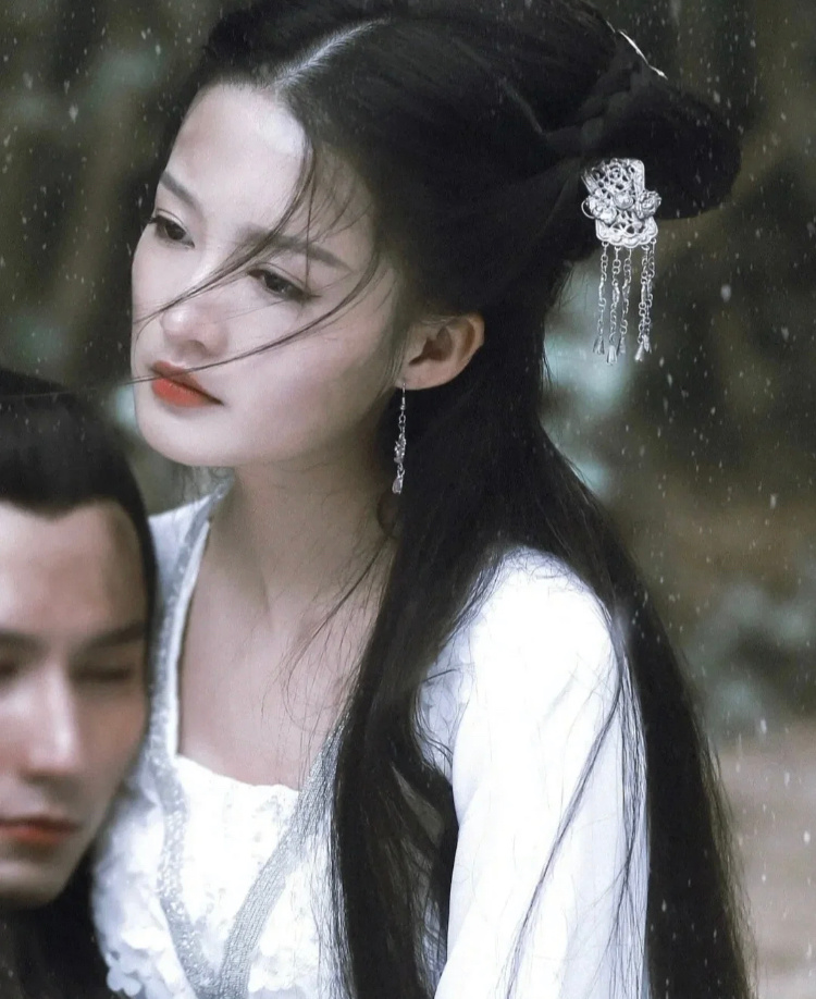 李沁有种温柔内敛的美丽天生的古装美人清冷系女孩