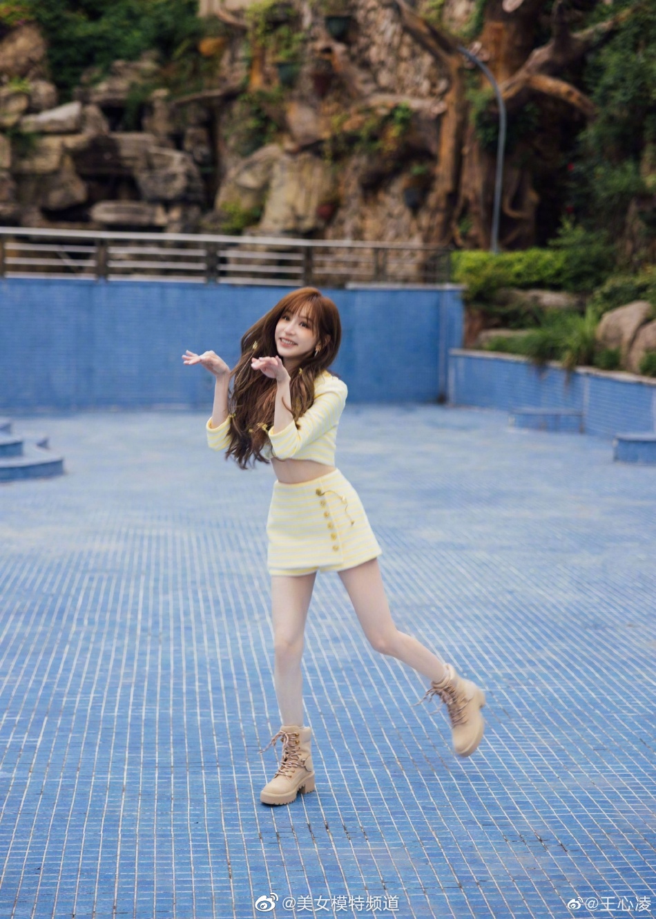王心凌晒泳池玩水美照穿黄色套装露健美腹肌青春活泼