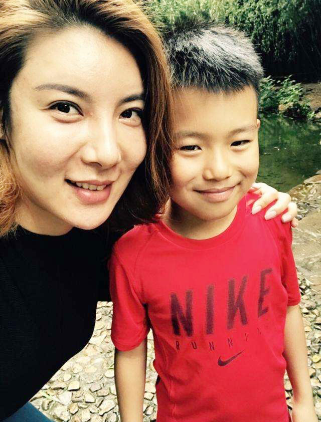 39岁冠军杜丽现状和师弟结为奥运冠军夫妻一家三口显幸福