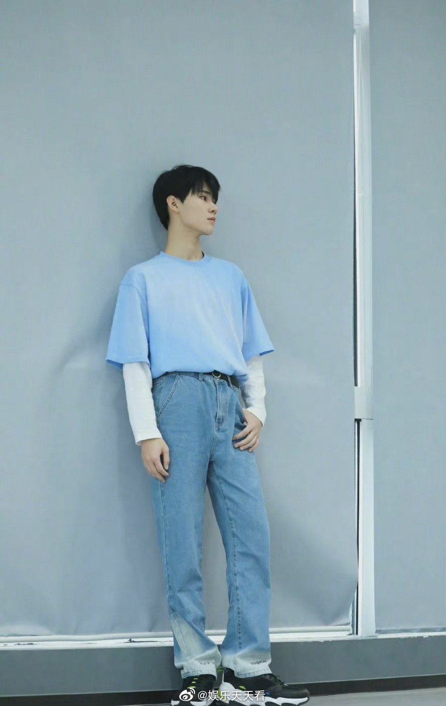 张真源的烦恼:腰太细,腿太长……提裤子还不是因为身材太好!