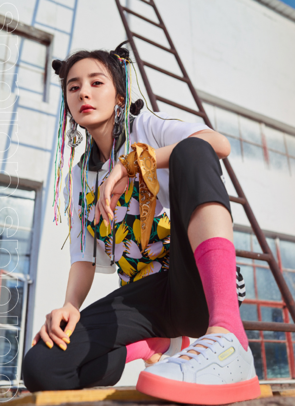 杨幂解锁美腿穿搭秘籍,"骑行裤"再获青睐?活力夏日光彩!