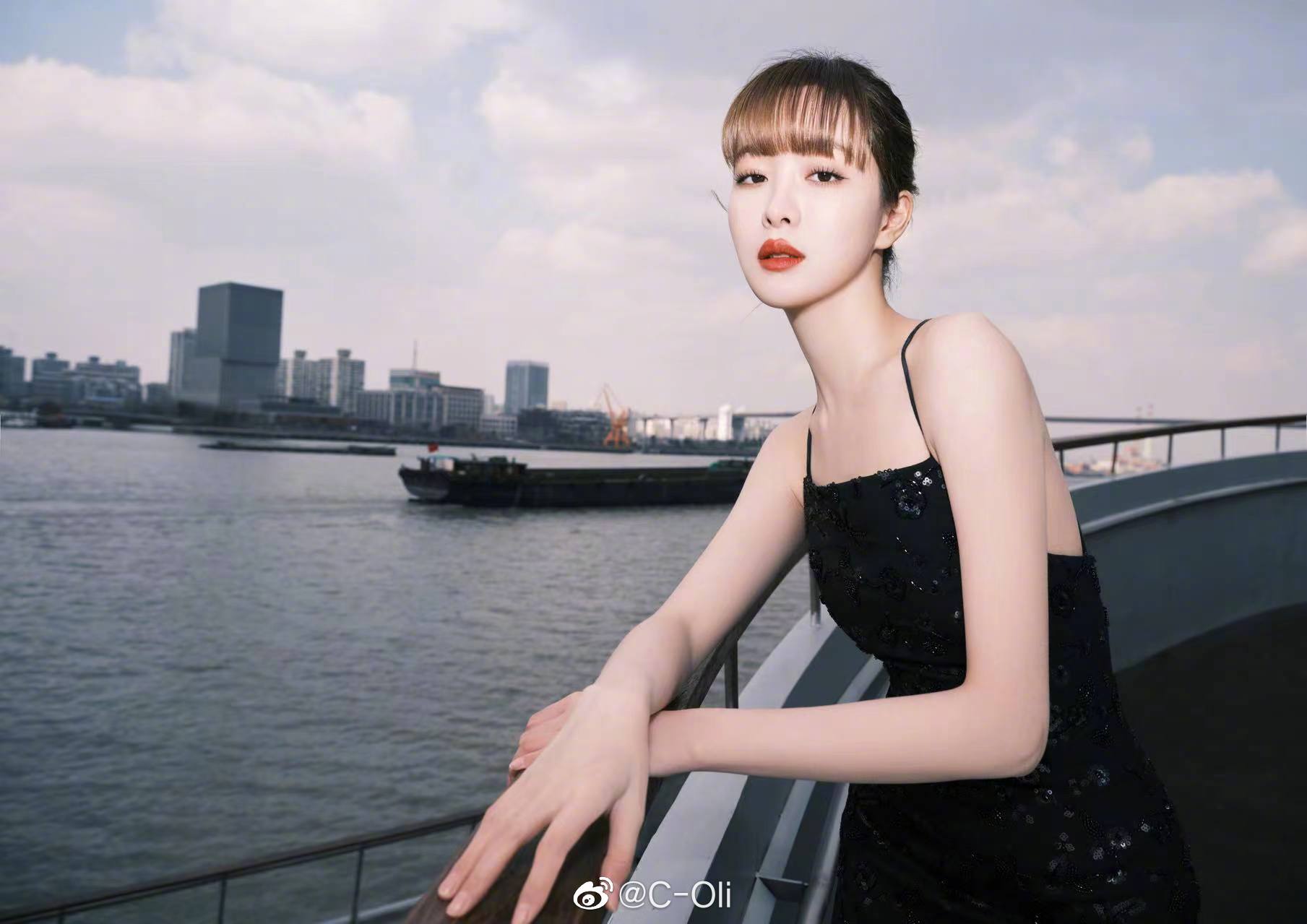 演员赵尧珂现身今晚的calvin luo 2022秋冬系列the fi