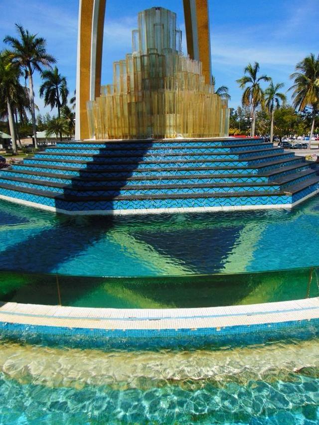 文莱的地标,水晶公园这个像巨钻的建筑,值得去打卡(文莱行10)