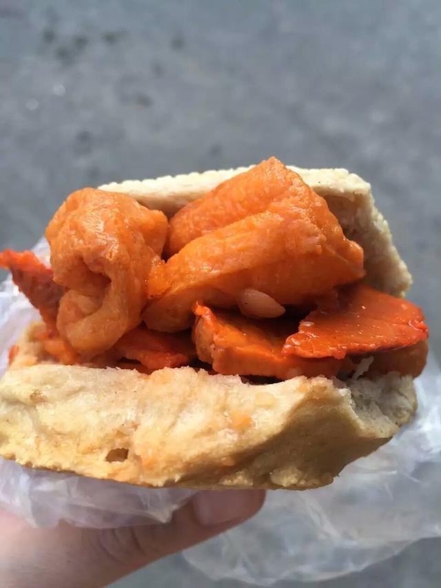 光饼夹，福清特色美食。光饼割开一个口子夹进自己喜欢的配料__财经头条