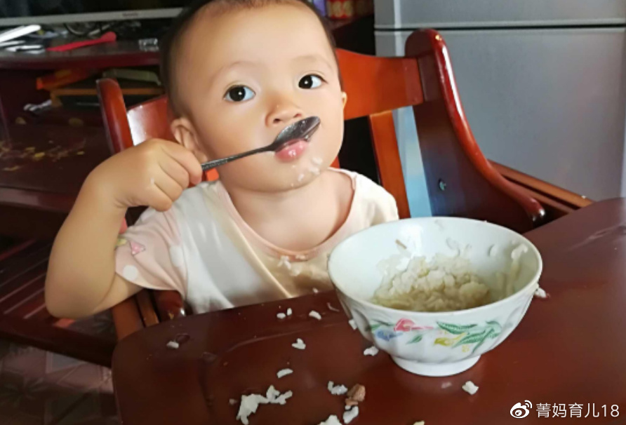 自主进食能提高宝宝的智商和自信，几时开始？家长怎么帮助孩子休闲区蓝鸢梦想 - Www.slyday.coM