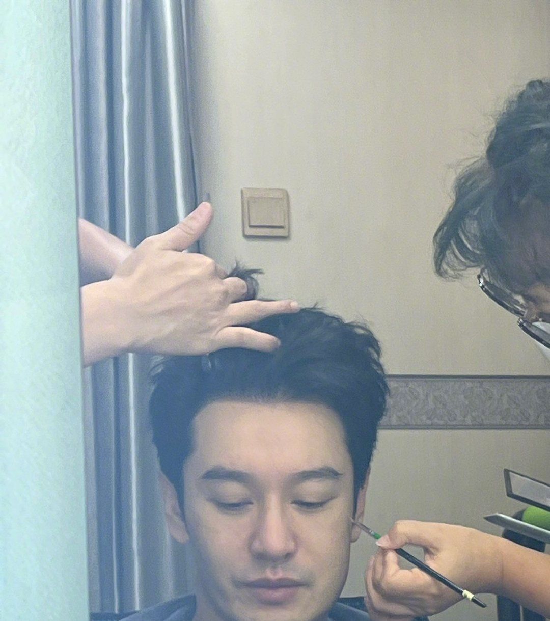 脸肿表情包+1!黄晓明晒拔完智齿后自拍,好像被蜜蜂蛰的狗狗休闲区蓝鸢梦想 - Www.slyday.coM 脸肿表情包+1!黄晓明晒拔完智齿后自拍,好像被蜜蜂蛰的狗狗休闲区蓝鸢梦想 - Www.slyday.coM