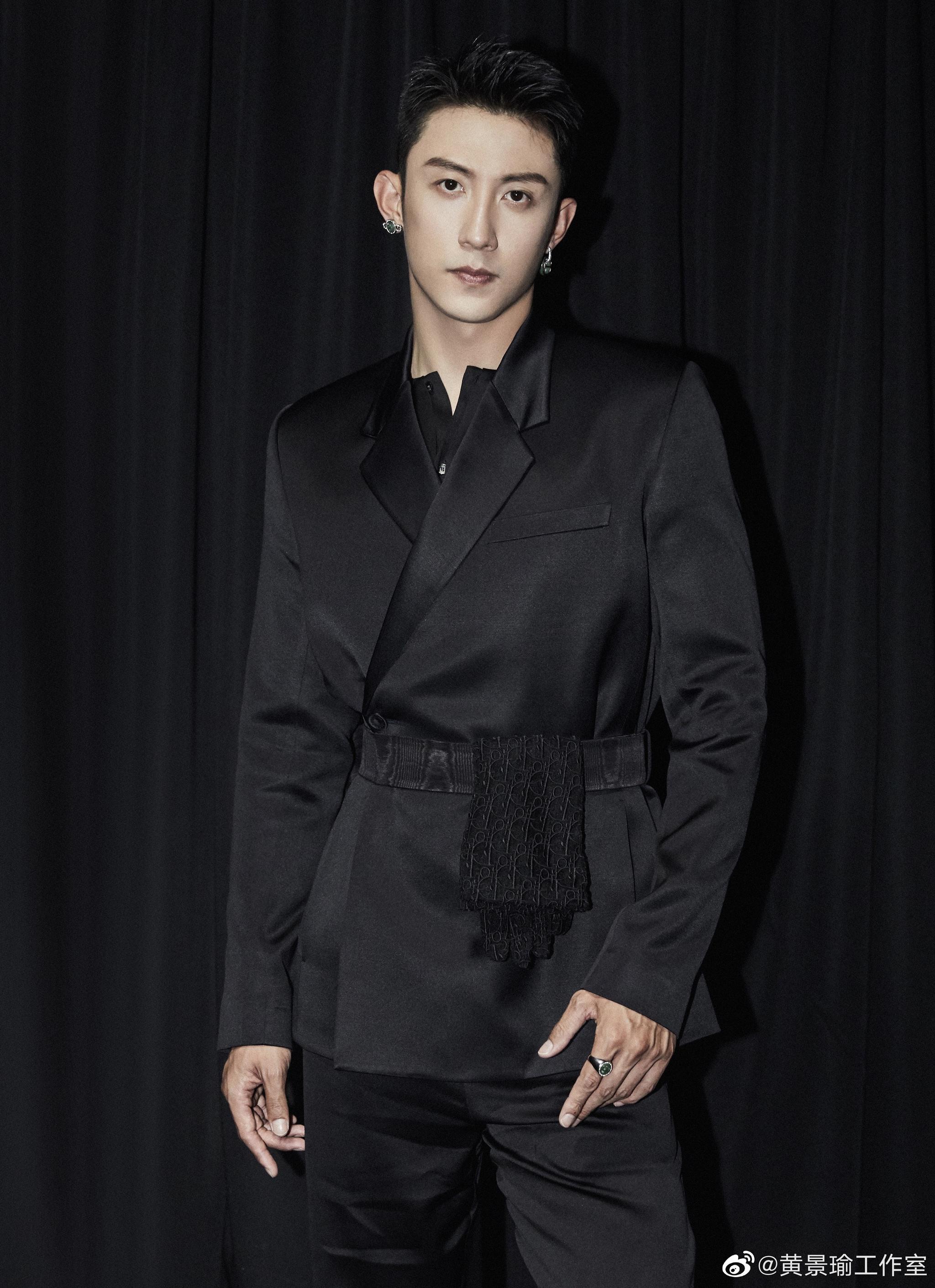 男装大秀,缎面束腰西装彰显绅士气质…………|黄景瑜|迪奥_新浪新闻