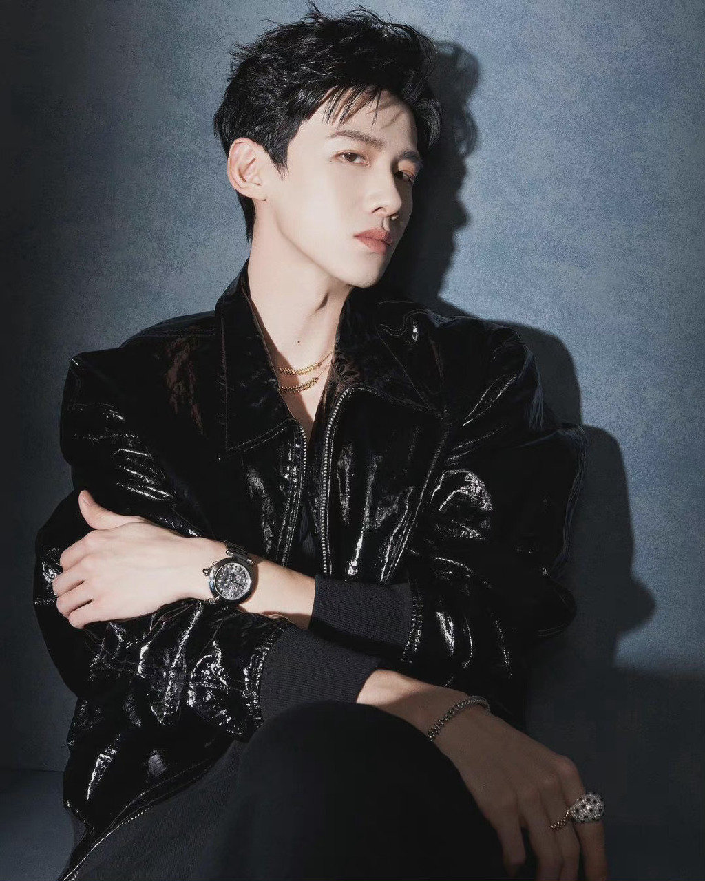 白敬亭一身黑色亮面外套搭配首饰闪耀亮相精致侧颜棱角分明