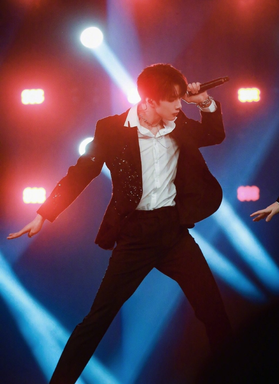 穿黑西装的的刘耀文真的是满足我对小说男主的所有标准