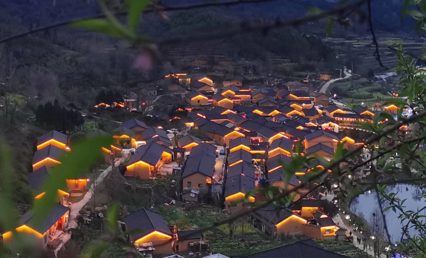 夜幕下的新县田铺大塆