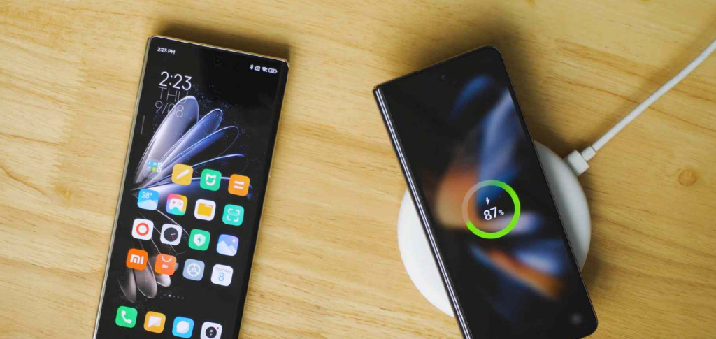 小米 mix fold 2 支持 67w 有线充电,比三星 z fold 4 的 25w 快很多