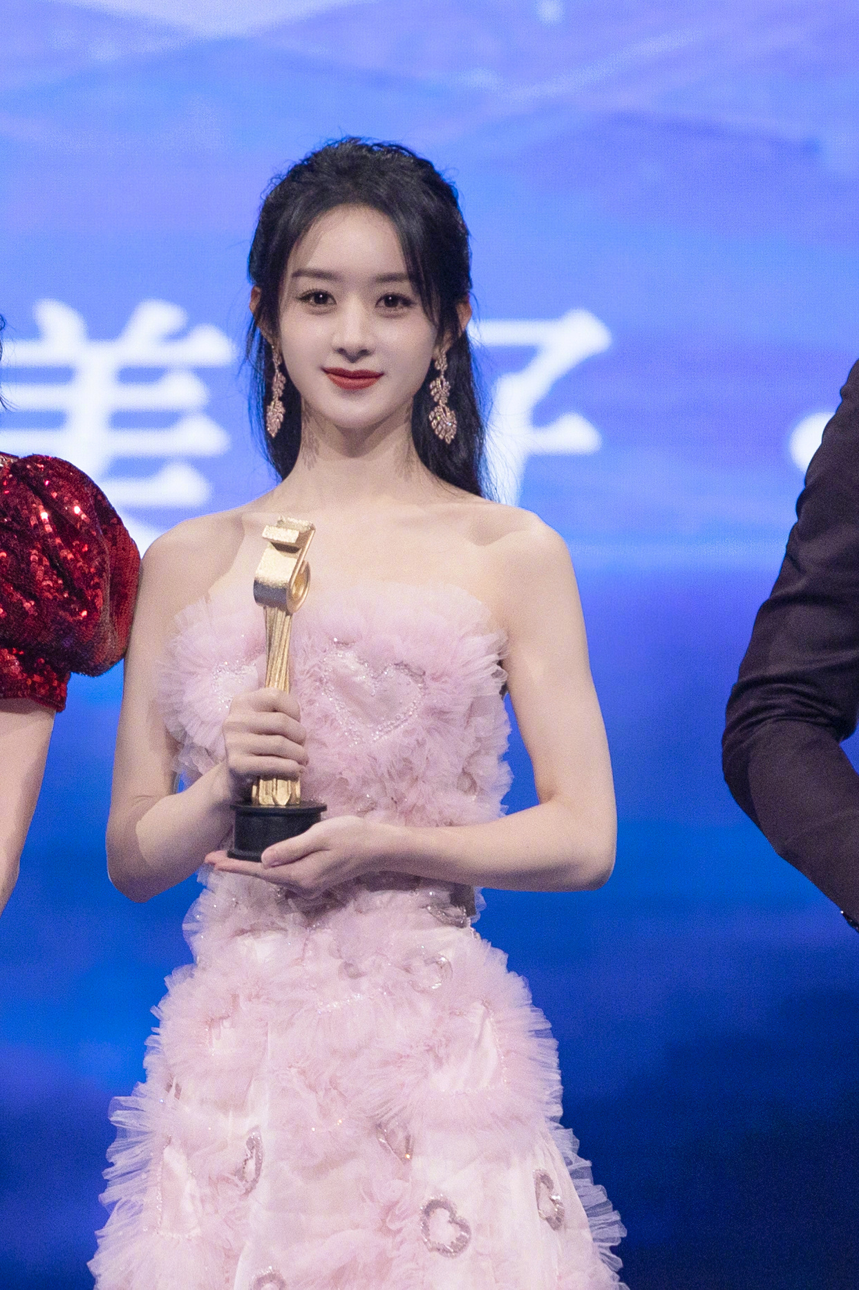 恭喜赵丽颖获得年度最受欢迎演员与星动女神