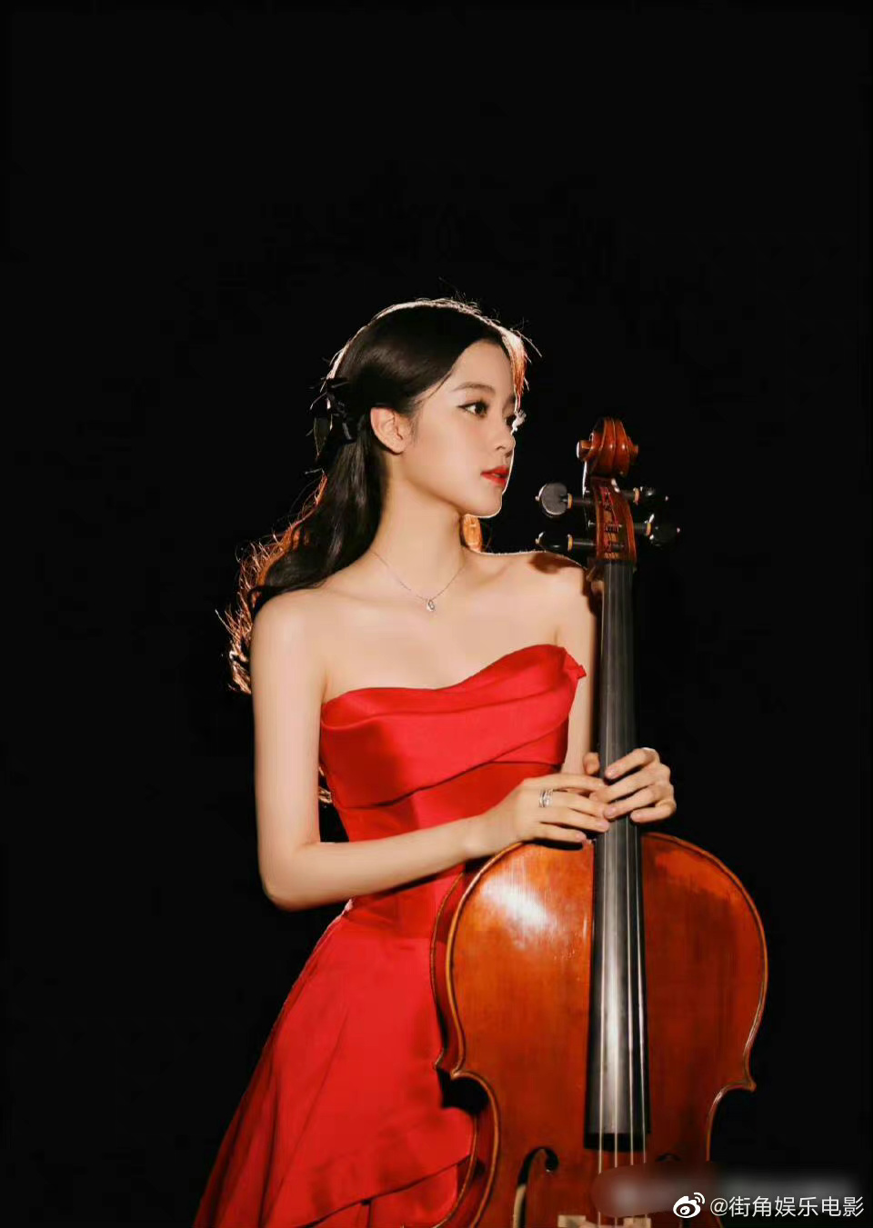 欧阳娜娜《永安梦》转场饭拍路透照释出……_高清图集_新浪网